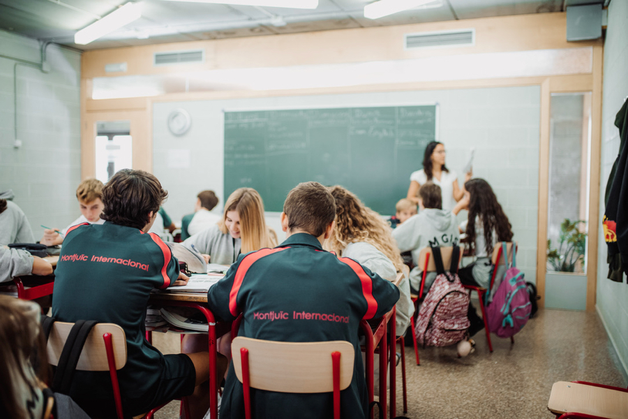 Alumnes d'educació secundària a l'escola Montjuïc Internacional